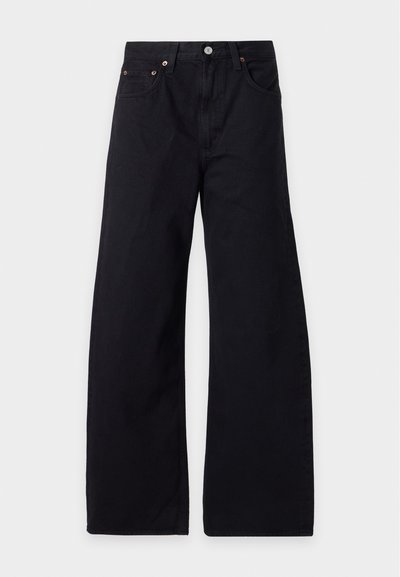 Jean noir à jambes larges avec bouton et fermeture éclair à l'avant, passants de ceinture et style cinq poches sur un fond clair uni.