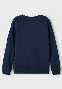 Felpa blu navy con maniche lunghe, realizzata in un morbido mix di cotone. Presenta un collo rotondo e polsini e orlo a coste. Adatta per essere indossata a strati.