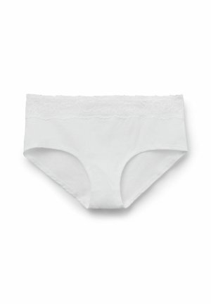 Dámské bílé spodní prádlo s krajkovým pasem, hipsterský styl, položeno na rovné ploše na bílém pozadí.