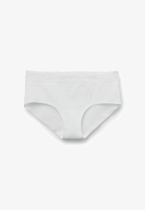 Dámské bílé spodní prádlo s krajkovým pasem, hipsterský styl, položeno na rovné ploše na bílém pozadí.