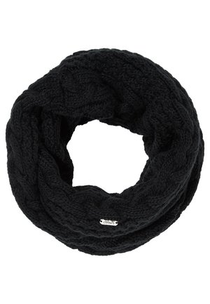 Czarny gruby dziergany komin infinity z warkoczowym wzorem i małą białą metką z napisem "chillouts" na jednolitym białym tle.