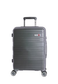 Maleta rígida en gris oscuro con superficie texturizada, mango retráctil, cuatro ruedas en línea y un parche con el logo. Patrón de rayas verticales.
