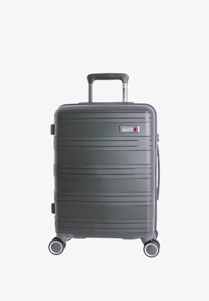 Maleta rígida en gris oscuro con superficie texturizada, mango retráctil, cuatro ruedas en línea y un parche con el logo. Patrón de rayas verticales.