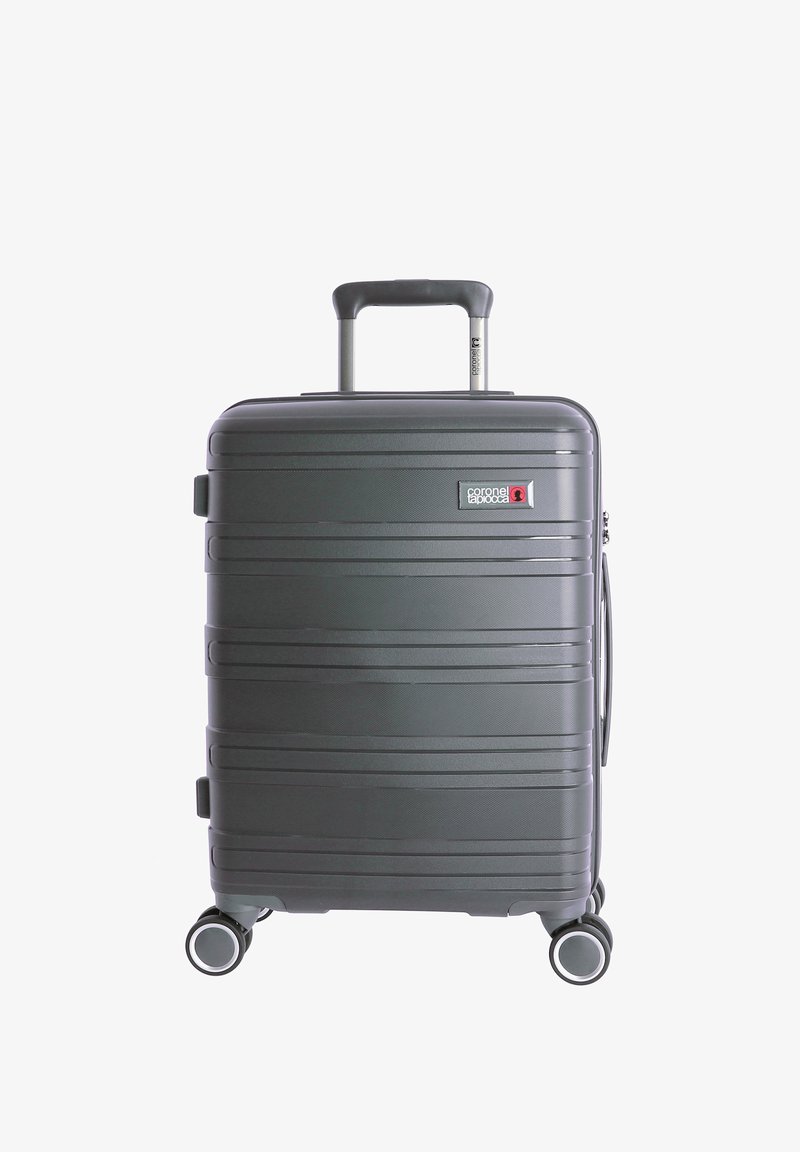 Maleta rígida en gris oscuro con superficie texturizada, mango retráctil, cuatro ruedas en línea y un parche con el logo. Patrón de rayas verticales.