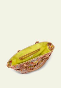 Borsa in tessuto con motivo floreale colorato all'esterno, manici beige e interno giallo. Presenta una tasca con zip e scomparti.