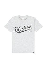 Šedé bavlněné tričko s krátkým rukávem a kulatým výstřihem. Na přední straně se nachází text "DC shoe Co." v černém kurzívním písmu.