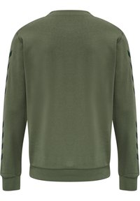 Khaki-coloured huppari, jossa pitkähihaiset hihat, ribbikuvioinen kaula-aukko ja hihansuut, tummanvihreät vinoraidat hihoissa. Pehmeä rakenne.