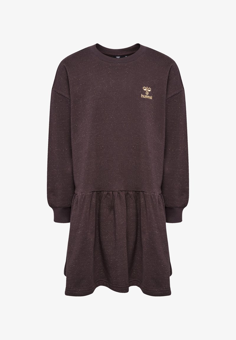 Donkerpaarse, lange mouw jurk met een geplooide rok. Gemaakt van textuurstof met een lichte glans. Bevat een gouden logo op de borst.