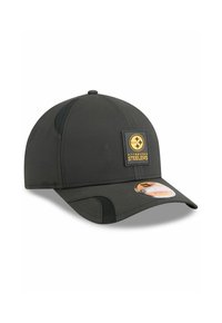 Schwarze Baseballmütze mit strukturiertem Oberteil, gebogenem Schirm, Netzseitenteilen und einem gelben Pittsburgh Steelers Logo-Patch auf der Vorderseite.