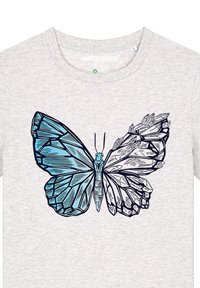 Hellgraues T-Shirt mit einem blauen Schmetterling-Motiv, das geometrische und kristalline Details aufweist, umrandet von Schwarz. Weicher Stoff.