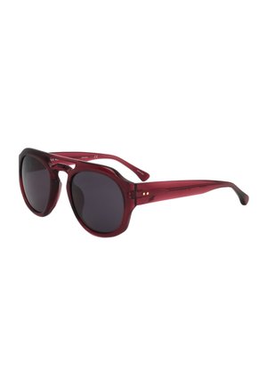 Occhiali da sole in plastica rossa traslucida con lenti scure arrotondate e design a doppio ponte.