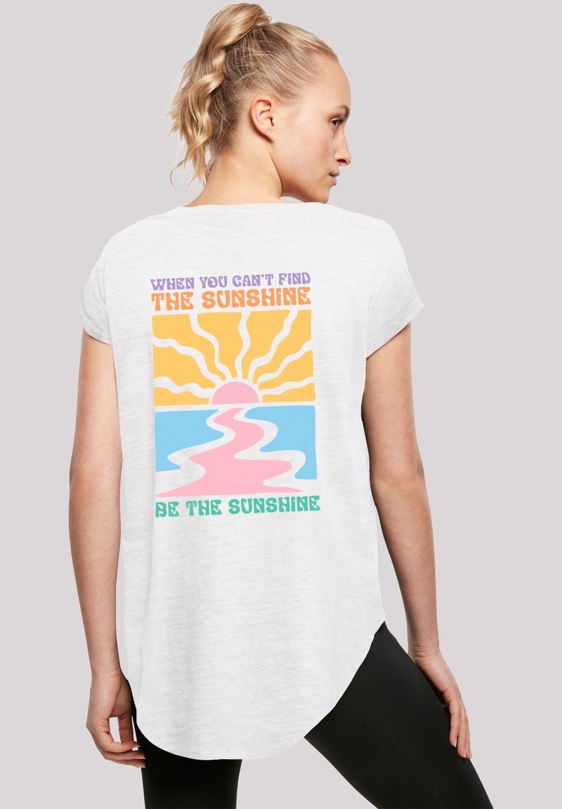 Hellgraues T-Shirt mit kurzen Ärmeln, das auf der Rückseite ein buntes Grafikdesign zeigt, einschließlich einer Sonne, dem Horizont und Text in verschiedenen Farben.