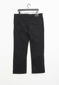 Pantalones de denim negro con corte recto, que cuentan con bolsillos traseros y una cinturilla. El material tiene un aspecto ligeramente texturizado.