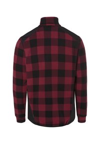 Rood en zwart geblokt fleece jack met een hoge kraag; heeft zwarte fabric panels op de schouders en zijkanten; zachte textuur.