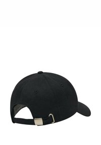 Gorra de béisbol negra con material de tela, visera curva, correa ajustable en la parte trasera y hebilla de metal con detalle del logo.