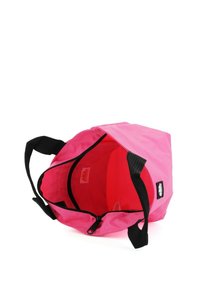 Borsa tote rosa realizzata in tessuto resistente, con chiusura superiore a zip, dettagli neri e un interno aperto con etichetta.
