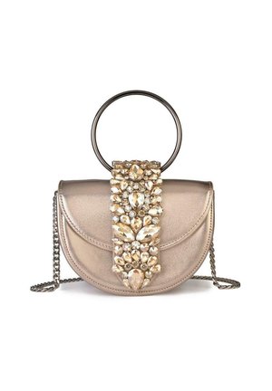 Bolso de mano metálico beige con un asa redonda, adornado con grandes cristales en la parte delantera. Presenta una correa de cadena y una forma curva.