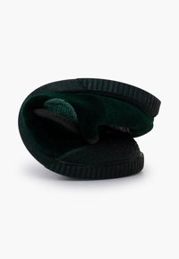 Pantofole nere, morbide e flessibili con una linea bassa, suola testurizzata e un rivestimento interno accogliente; design arrotolato che mette in risalto il comfort e la facilità d'uso.