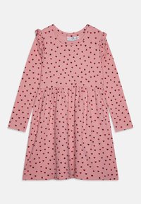 Abito a maniche lunghe rosa con un motivo a cuori in varie tonalità. Presenta spalle arricciate e una gonna arricciata per un effetto svasato.