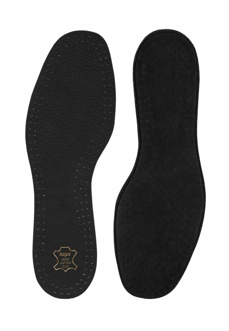 Musthave nahkainsole, millel on ventilatsiooniavad, sile tekstiur ja osaliselt nähtav logo kandse lähedal.