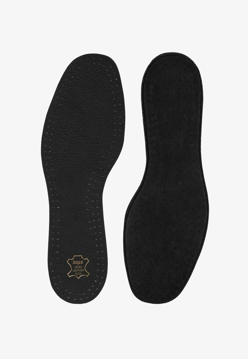 Musthave nahkainsole, millel on ventilatsiooniavad, sile tekstiur ja osaliselt nähtav logo kandse lähedal.