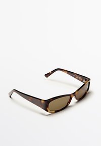 Occhiali da sole tartarugati con montatura rettangolare, lenti con tonalità marrone e aste eleganti. Materiale plastico liscio con una finitura lucida.