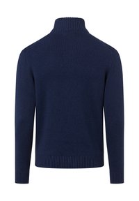 Marineblauer Strickpullover mit hohem Kragen, gerippten Bündchen und Saum. Die Textur wirkt weich und zeigt ein schlichtes Muster auf dem Stoff.