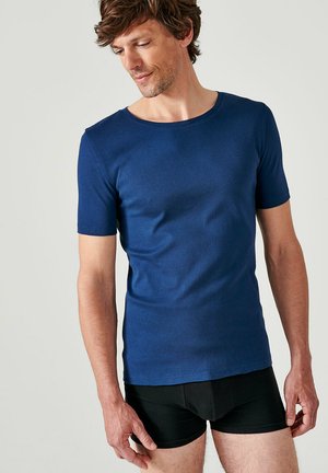 T-shirt à col rond à manches courtes en bleu marine, en tissu lisse, ajusté au corps, avec des coutures minimales et un design épuré.