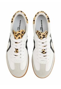 Baskets blanches avec des accents noirs et une languette à imprimé léopard ; elles présentent un dessus en cuir lisse et un capuchon en daim texturé.