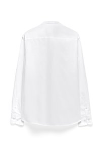 Camicia bianca a maniche lunghe con una texture liscia, colletto classico, polsini con bottoni e orlo curvo. Senza pattern visibili o accenti.