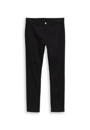 Schwarze Baumwollhose mit schmaler Passform, vorderen Taschen, Gürtelschlaufen und einem einzigen silbernen Knopfverschluss. Glatte Textur, ohne Muster.