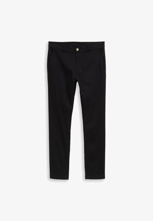 Schwarze Baumwollhose mit schmaler Passform, vorderen Taschen, Gürtelschlaufen und einem einzigen silbernen Knopfverschluss. Glatte Textur, ohne Muster.