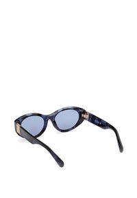 Ochelari de soare cu nuanță albastră, având un cadru cu un model negru și albastru. Lentile ovale, brațe groase și accente din aur. Design compact, ușor.