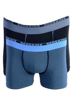 Drei Paare Herren-Boxershorts in Blau, Grau und Schwarz. Jedes Paar hat einen elastischen Bund mit dem Text "REDSKINS". Glatte Stofftextur.
