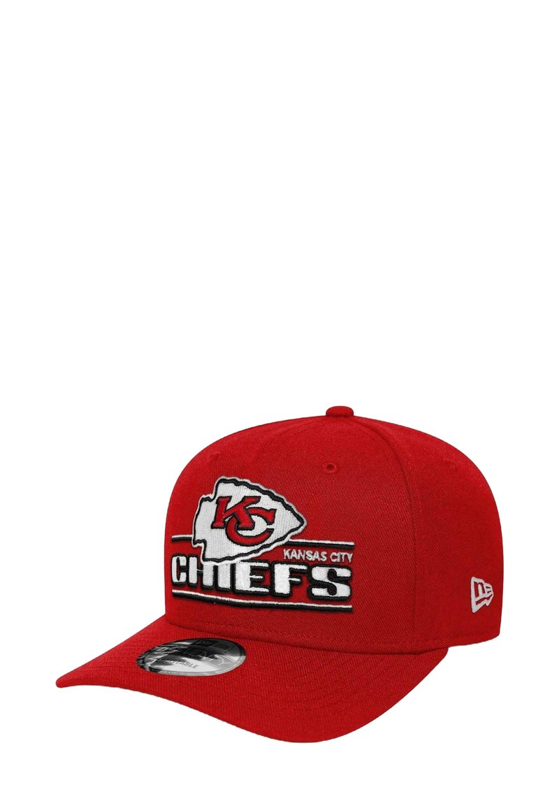 Rote Baseballcap mit gesticktem Logo der Kansas City Chiefs, weißen und schwarzen Akzenten, flachem Schirm und verstellbarem Riemen hinten.
