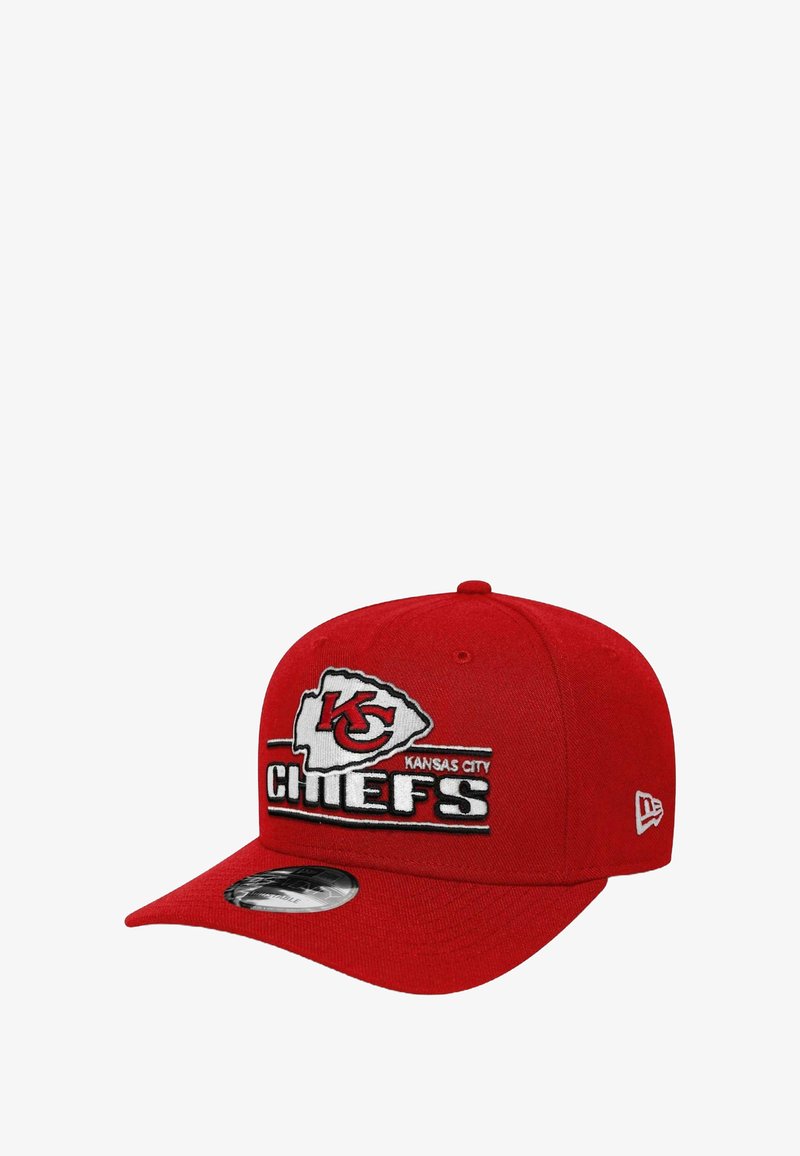 Rote Baseballcap mit gesticktem Logo der Kansas City Chiefs, weißen und schwarzen Akzenten, flachem Schirm und verstellbarem Riemen hinten.