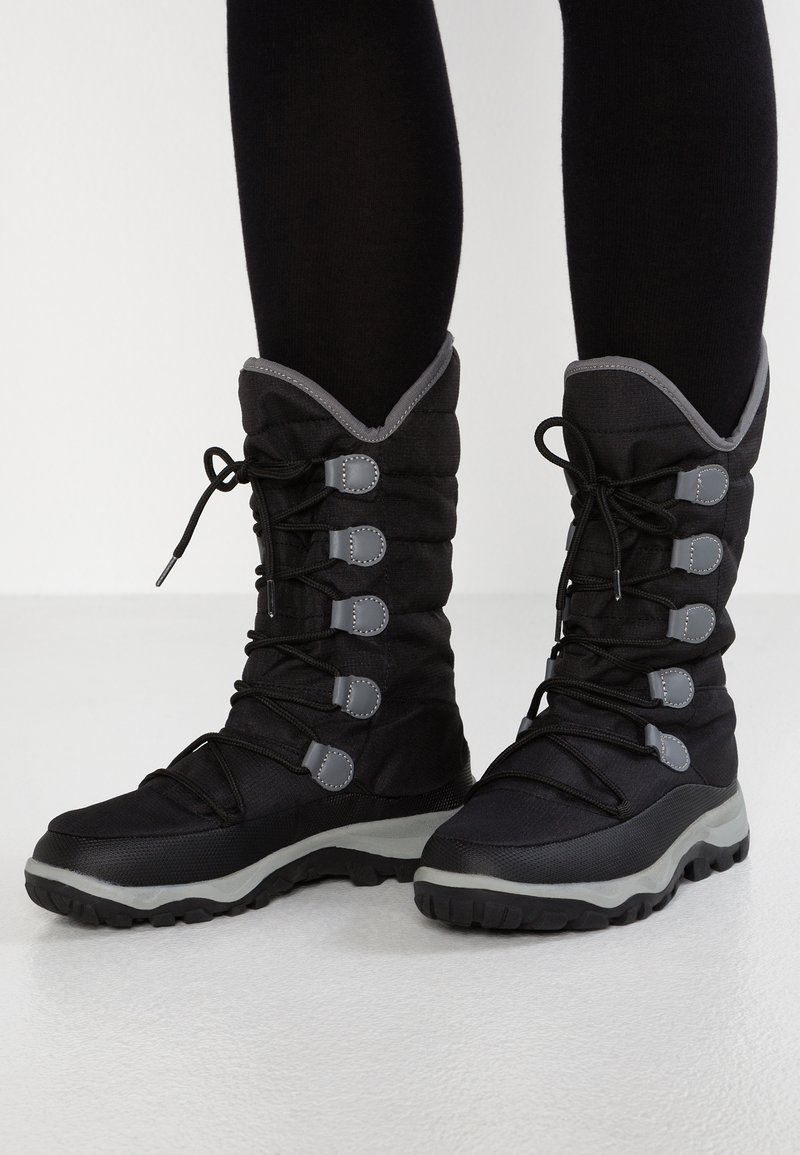 Bottes noires imperméables avec une tige rembourrée, des accents gris, des lacets et une semelle en caoutchouc texturé pour une meilleure adhérence. Hauteur mi-mollet, design fonctionnel.
