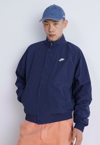 Nike Sportswear CLUB FUTURA - Letná bunda - midnight navy/white