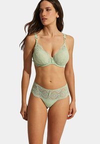 Soutien-gorge en dentelle vert menthe et culotte assortie avec des motifs décoratifs ; le soutien-gorge dispose de bretelles réglables et d'accents en métal ; texture lisse.