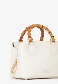 Borsa in pelle bianca con manici in bambù, hardware dorato e marchio impresso. Presenta una chiusura con zip e una texture liscia.