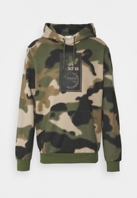 Camo-hoodie med en blandning av gröna, bruna och svarta färger. Har en framficka och en svart patch med logotyp på bröstet.