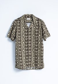 Camisa de manga corta con botones en tejido marrón que presenta un patrón geométrico en color crema con diamantes y curvas, cuello y detalle de bolsillo en el pecho.