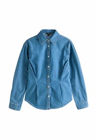 Camicia in denim blu con maniche lunghe, chiusura frontale con bottoni, colletto a punta e orlo arcuato. Presenta cuciture minime e una vestibilità leggermente sagomata.