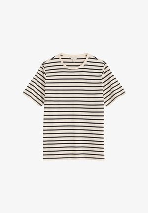 Tricou alb cu mâneci scurte, dungi orizontale negre și decolteu rotund, așezat pe o suprafață albă.