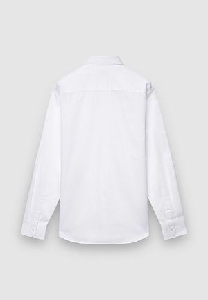 Camicia bianca a maniche lunghe vista da dietro, con colletto classico, polsini con bottoni e tessuto liscio e fresco con vestibilità sagomata.