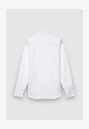 Camicia bianca a maniche lunghe vista da dietro, con colletto classico, polsini con bottoni e tessuto liscio e fresco con vestibilità sagomata.