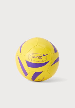 Ballon de football jaune et violet Nike Pitch Train avec des rayures courbes audacieuses sur un fond uni clair.