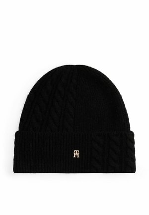 Zwarte gebreide beanie met kabelpatroon op het lichaam en geribbelde manchette. Heeft een klein gouden logoaccent op de voorkant.