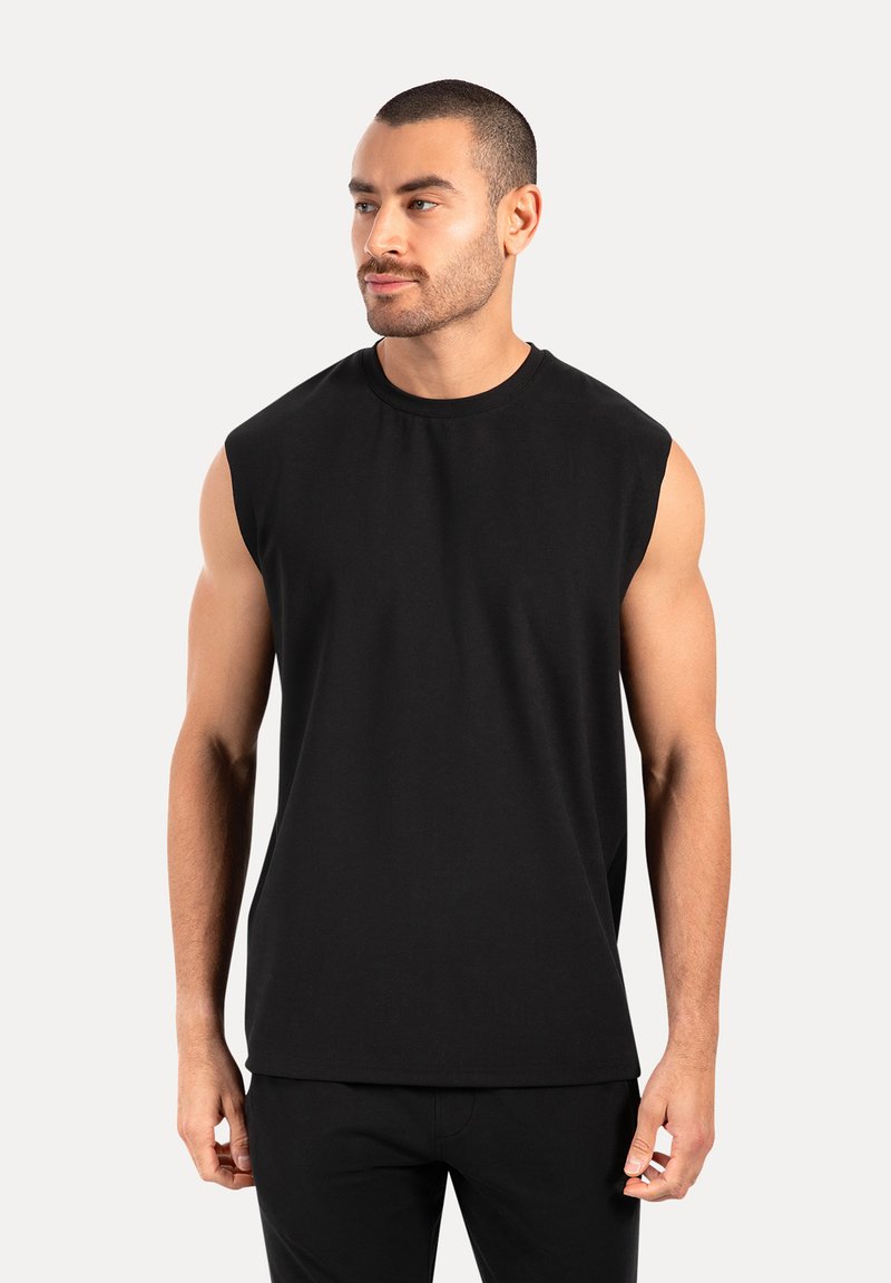 Schwarzes ärmelloses Top aus weicher Baumwolle, mit Rundhalsausschnitt und lockerer Passform. Glatte Textur, keine sichtbaren Muster oder Akzente.