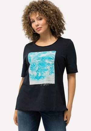 Ulla Popken MARBLED OCEAN SHORT SLEEVE GRAPHIC - T-shirt print - navy blue